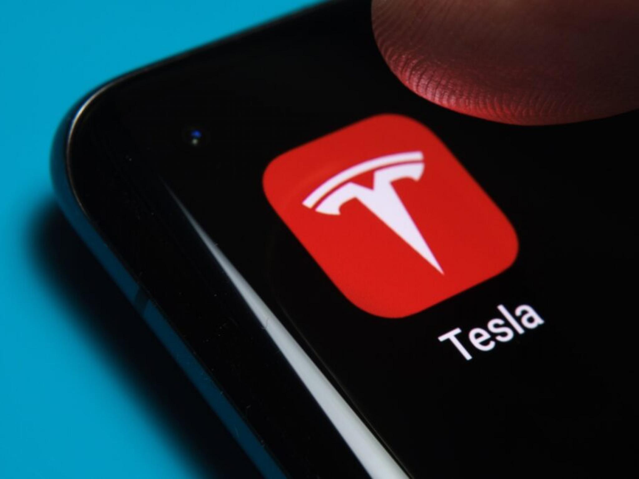 Tesla Bull Anticipates Lower Q1 Volume, But Does Not Rule Out Stock Rally If This Happens