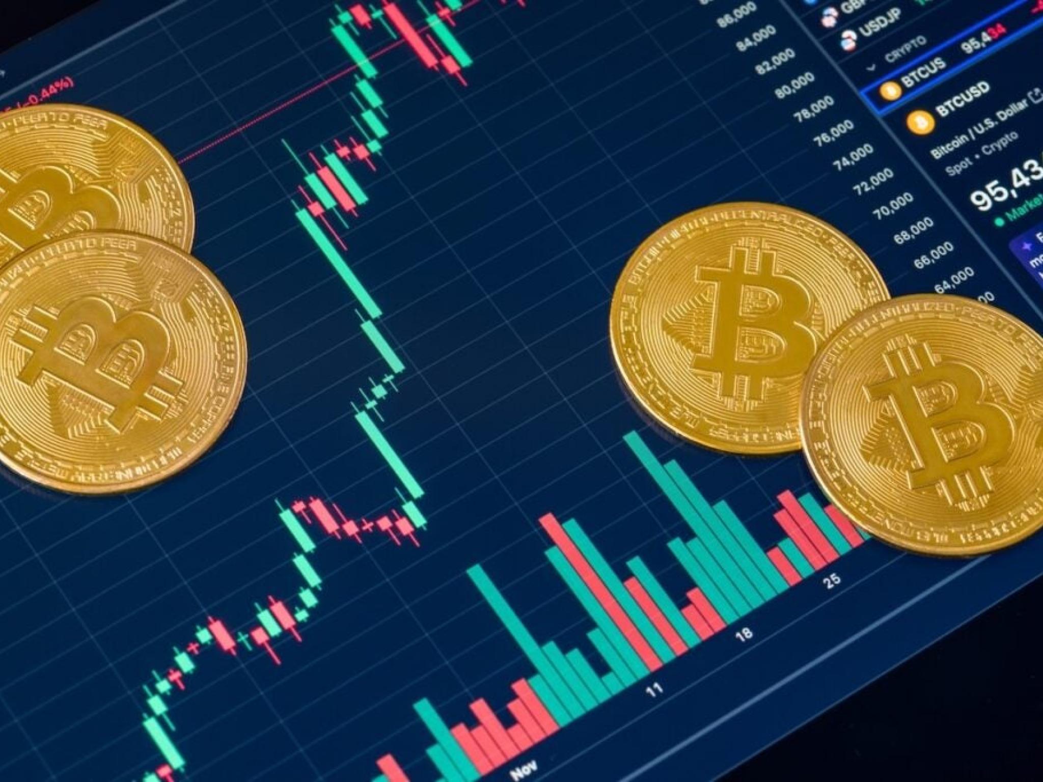Bitcoin Taps $112,000 As Ethereum, XRP, Dogecoin Creep Higher
