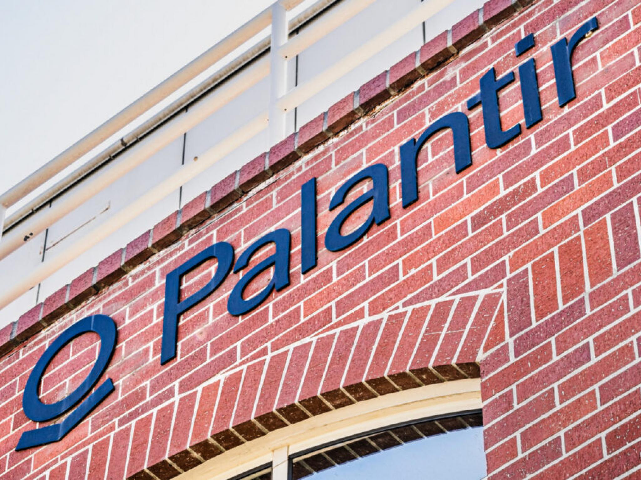 Palantir Vs. OpenAI: The AI Underdog That Might Be The Smarter Bet